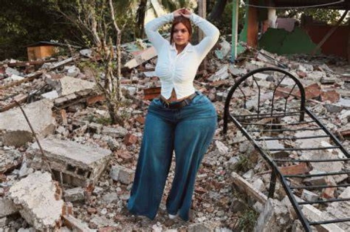 According to her LinkedIn, Gracie graduated from the Southern Methodist University with a Bachelor's degree in Sports Management in 2021, and she then enrolled at the University of Kansas for her Master's, where she is studying Journalism
