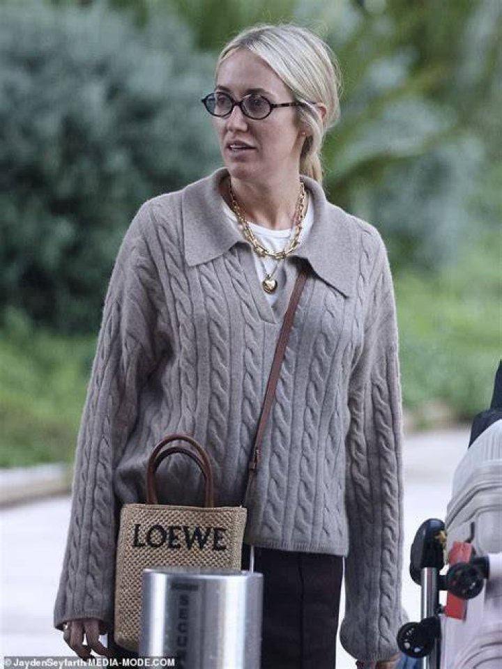She also wore spectacles